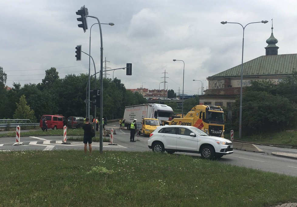 V Jízdecké ulici u Nového divadla v Plzni havaroval kamion.