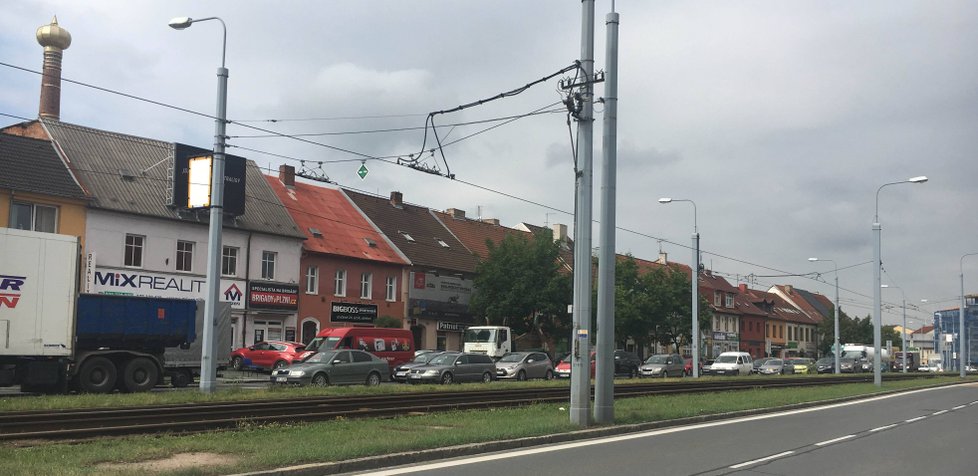 V Jízdecké ulici u Nového divadla v Plzni havaroval kamion, v místě se tvořily dlouhé kolony.