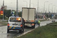 Seniora (71) srazil v Plzni kamion: Prý přebíhal na tramvajovou zastávku