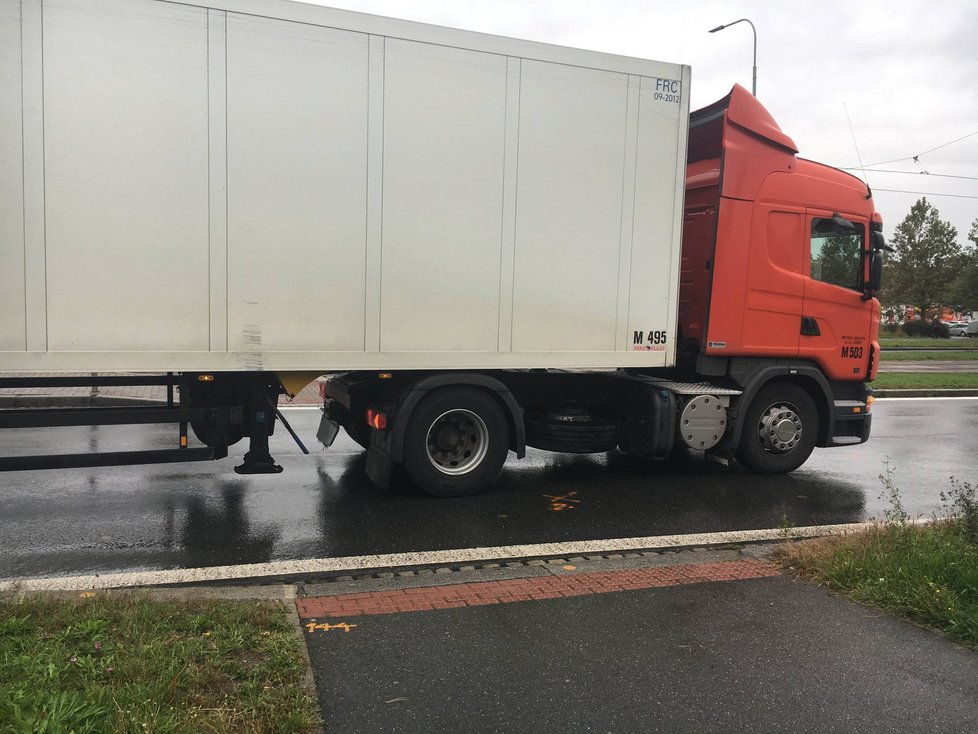 Nehoda kamionu s chodcem v Plzni