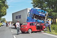 Kamion smetl auto se dvěma dětmi: Chlapec (14) bojuje o život!