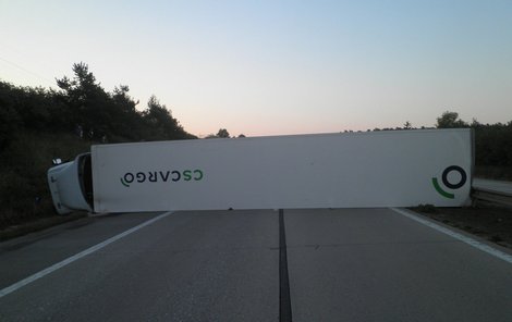 Kamion zabarikádoval dálnici.