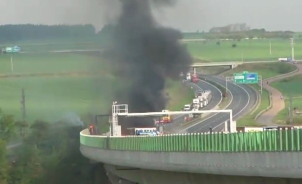 Poté co začal kamion hořet, ozvala se série výbuchů.