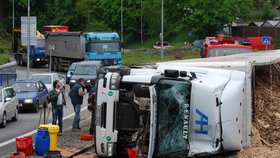 Nehoda kamionu zablokovala dopravu na tahu Praha-Strážný