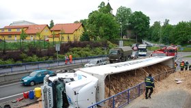 Nehoda kamionu zablokovala dopravu na tahu Praha-Strážný