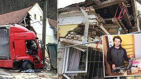 Dům rodiny Jiřího Zouhara (39) z Lažánek zbořil v úterý řidič kamionu.