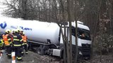 Řidiči kamionu se udělalo zle: Na Plzeňsku vyjel ze silnice a skončil v lese