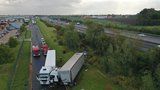 Děsivá nehoda na D11: Kamion vylétl ze silnice a sejmul další