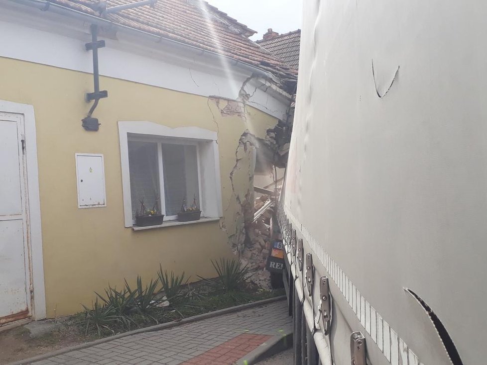 Kamion naboural rodinný dům v Blansku.