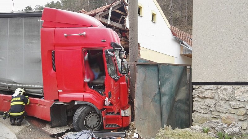 Kamion naboural v úterý hodinu před obědem do rodinného domu v Blansku.