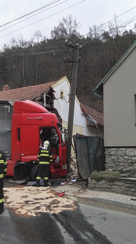 Kamion naboural v úterý hodinu před obědem do rodinného domu v Blansku.