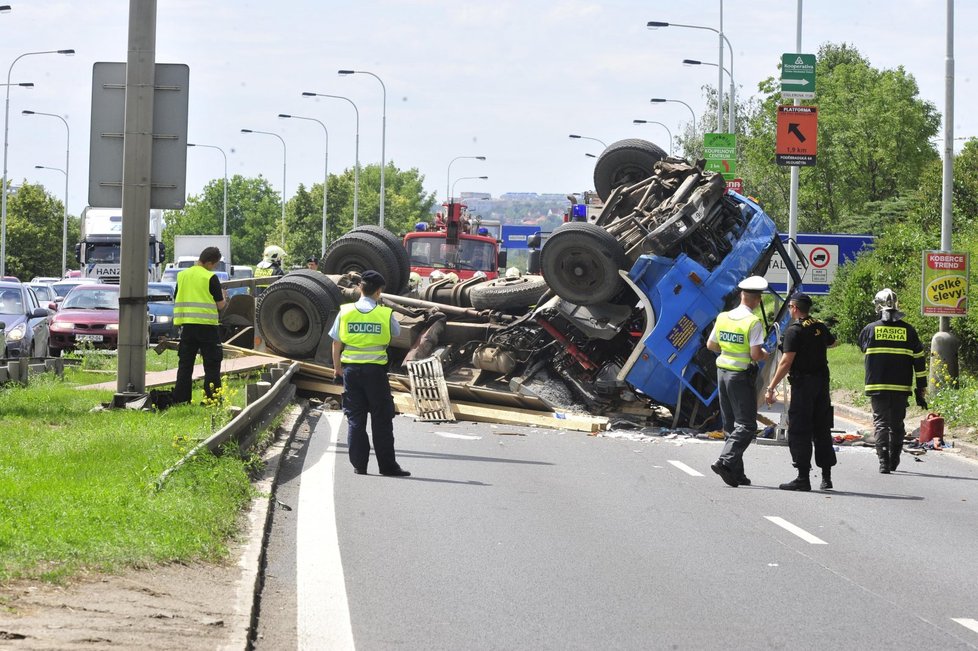 Policie na místě řídí dopravu