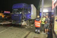 Kamion narazil do benzinky, na zem vytekly stovky litrů nafty!