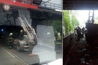 Kamioňák nesklopil korbu a nevešel se pod viadukt! Kuriózní nehoda v Praze