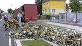 Velká pivní tragédie v Nepomuku: Kamion vysypal „plzně“ na kruháči