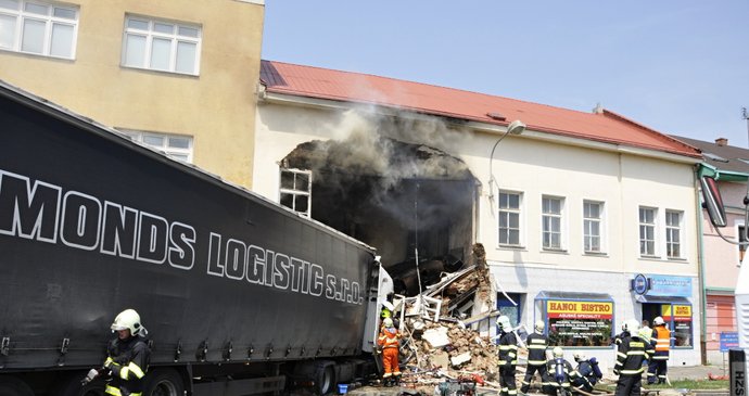 Kamion narazil do domu v centru Přerova v pondělí a zcela ho zdemoloval
