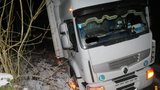 Bulhar se s kamionem nevešel na silnici a napasoval ho do příkopu: Nadýchal dvě promile