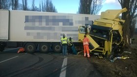 Na Strakonicku zabíjel vítr: Smetl kamion ze silnice, spolujezdkyně zemřela.