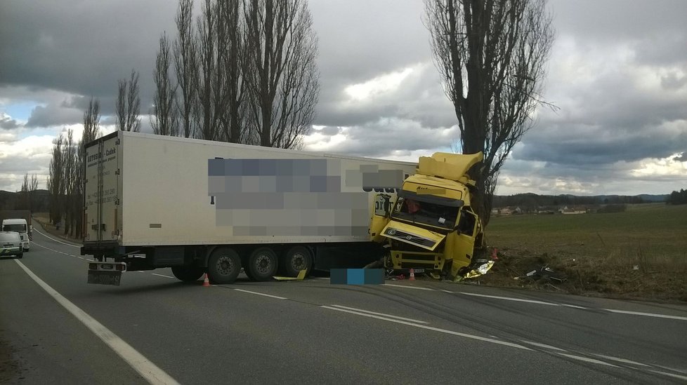 Na Strakonicku zabíjel vítr: Smetl kamion ze silnice, spolujezdkyně zemřela.