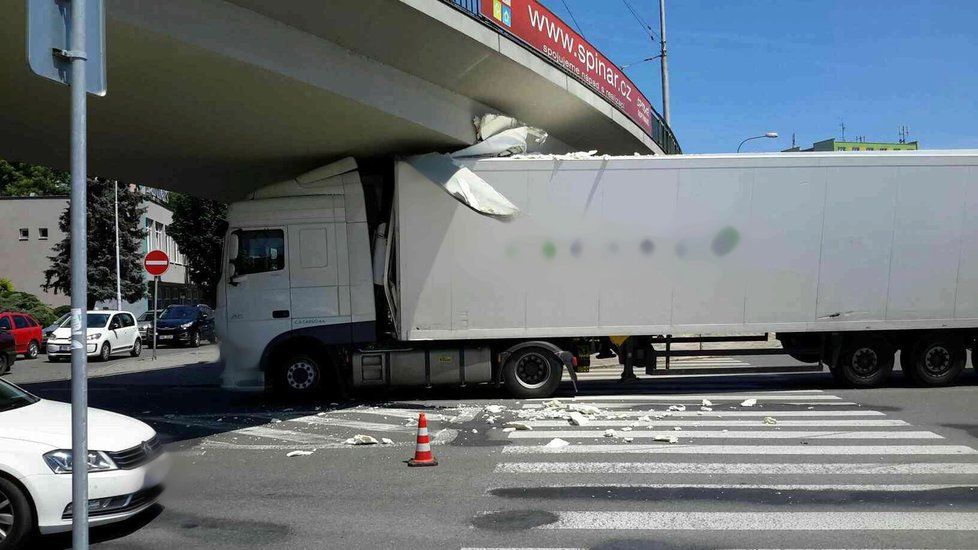 Nehody kamionů jsou poměrně častou záležitostí.