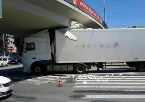 Kuriózní nehoda v Brně. Šofér kamionu natlačil soupravu v pondělí odpoledne pod most, přes který přejíždí tramvaje od Mendlova náměstí k výstavišti a zpět. Hasiči jej vyprostili po dvou hodinách.