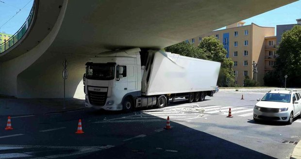 Kuriózní nehoda v Brně. Šofér kamionu natlačil soupravu v pondělí odpoledne pod most, přes který přejíždí tramvaje od Mendlova náměstí k výstavišti a zpět. Hasiči jej vyprostili po dvou hodinách.