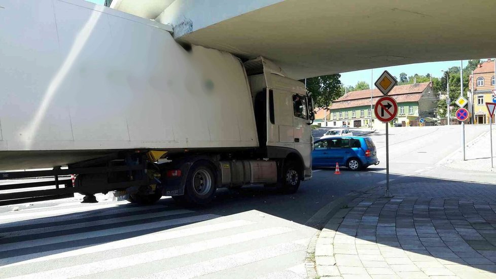Kuriózní nehoda v Brně. Šofér kamionu natlačil soupravu v pondělí odpoledne pod most, přes který přejíždí tramvaje od Mendlova náměstí k výstavišti a zpět. Hasiči jej vyprostili po dvou hodinách.