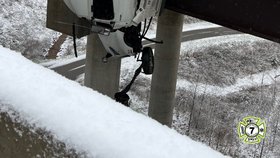 Kabina musela být zajištěna několika lany.