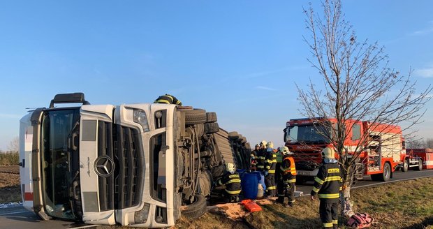 U Záryb se převrátil kamion: Řidič skončil v péči záchranářů 