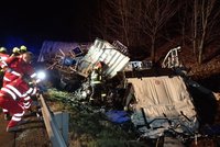 Havarované kamiony zaměstnaly hasiče na severu Moravy: Dvě nehody za pár hodin
