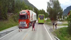 Dítě vběhlo přímo před kamion.