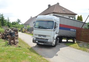 Řidič kamionu Peter Daniel musel přeložit hranici dřeva, aby se vozidlem mohl vytočit.