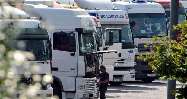 Západní země EU chtějí řidičům kamionů zakázat spánek v kabinách.