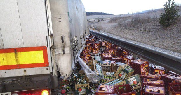 Velká pivní tragédie: U Mariánek se z kamionu vysypaly stovky lahváčů