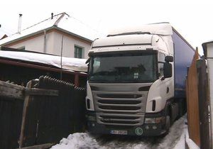 Polský řidič kamionu neodhadl šířku ulice, do které najel, a zasekl se mezi domy.