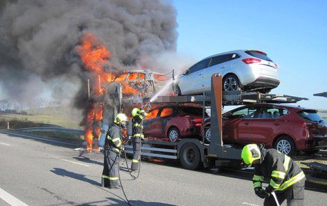 Požár zničil tři auta...