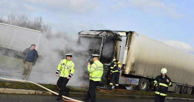 Policista zabránil výbuchu: Uhasil hořící cisternu plnou oleje. (Ilustrační foto)