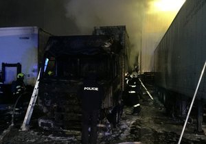 Na Brněnsku hořel kamion a skladovací hala, škoda až 15 milionů.