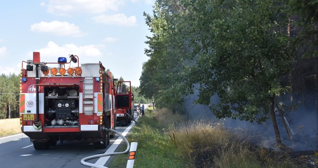 Požár lesa, který zapálily jiskry od kola kamionu, jemuž praskla pneumatika.