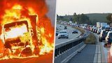 Dálnici D1 u Benešova uzavřel hořící kamion: Provoz ve směru na Prahu stál celou noc
