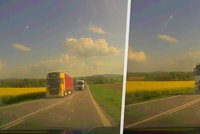 Řidič kamionu na Českobudějovicku předjížděl jako šílenec: Vytlačil kamion, málem smetl policisty!
