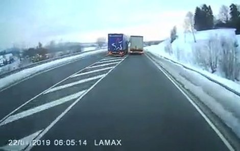 Český řidič kamiónu nesmyslně předjížděl...