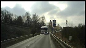 Děsivý manévr na silnici v Chebsku: Nepředjížděl, vyhýbal se, brání dopravce řidiče kamionu
