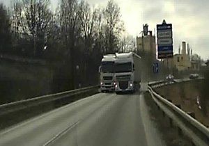 Děsivé video z Chebska: Kamion předjížděl přes dvojitou plnou čáru!