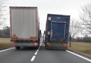 Riskantní jízda řidiče kamionu na Plzeňsku.