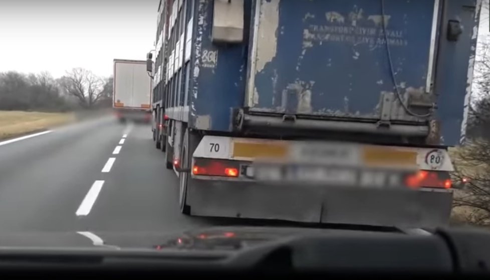 Riskantní jízda řidiče kamionu na Plzeňsku.