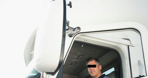 Českého řidiče kamionu skolily ve Švýcarsku zdravotní problémy, pomohli mu hasiči z Ostravy. (Ilustrační foto)