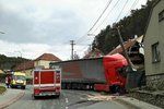 Kamion naboural v úterý hodinu před polednem do rodinného domu v Lažánkách na okraji Blanska.