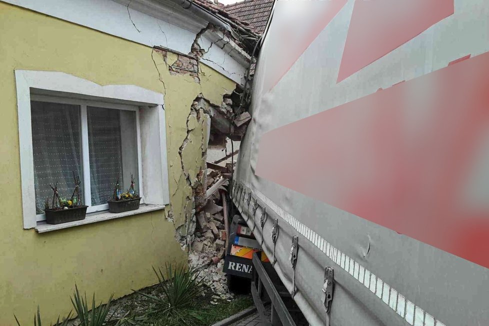 Kamion naboural v úterý hodinu před polednem do rodinného domu v Lažánkách na okraji Blanska.