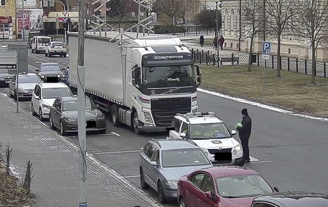 Hladový kamioňák ucpal silnici